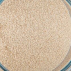 Bu görselde, inaktif mayanın doğal yapısı ve granül formu net bir şekilde görülmektedir. İnaktif maya, hayvan yemlerinde kullanılan, yüksek protein, vitamin ve mineral içeriğiyle dikkat çeken doğal bir katkı maddesidir. Özellikle bağışıklık sistemini güçlendirme, sindirim sağlığını destekleme ve hayvanların genel performansını artırma özellikleriyle öne çıkar. Sığır, koyun, keçi, kümes hayvanları ve evcil hayvan mamalarında güvenle kullanılabilen inaktif maya, hem ekonomik hem de sürdürülebilir bir çözüm sunar.