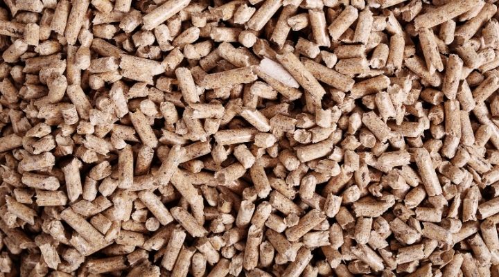 Mısır DDGS, hayvan yemlerinde kullanılan yüksek proteinli ve besleyici bir katkı maddesidir. Bu görselde, mısır DDGS'in tanecik yapısı ve doğal rengi net bir şekilde görülmektedir. Mısır DDGS, özellikle sığır, kümes hayvanları ve balık yemlerinde enerji ve protein kaynağı olarak tercih edilir. Çevre dostu bir yan ürün olan mısır DDGS, hayvan beslenmesinde verimliliği artırırken maliyetleri düşürür.