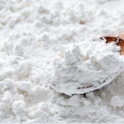 Buğday nişastası, buğday tanelerinden elde edilen ince beyaz bir tozdur. Gıda endüstrisinde koyulaştırıcı, bağlayıcı ve jelleştirici olarak kullanılır. Çeşitli tatlılar, soslar ve çorbalar gibi ürünlerin yapısal bütünlüğünü sağlar.