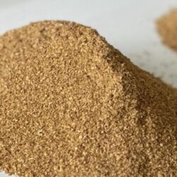 Görselde, ince taneli ve açık bej renkli bir toz olan tavuk unu gösterilmektedir. Toz, homojen bir yapıya sahiptir ve genellikle şeffaf bir paket veya kavanoz içinde sunulur. Tavuk unu, yemeklerde lezzet artırıcı olarak veya hayvan mamalarında protein kaynağı olarak kullanılır. Görselde, tavuk ununun dokusunu ve rengini net bir şekilde gösteren yakın çekim bir fotoğraf yer alabilir.